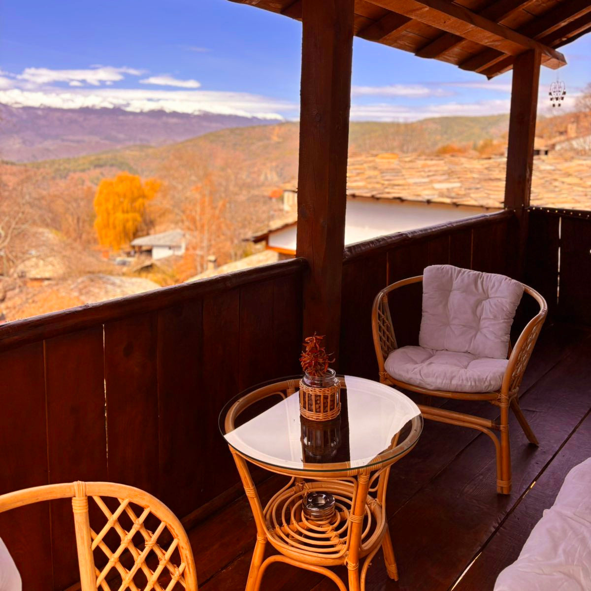 Уют и спокойствие сред природата за двама. Лещен