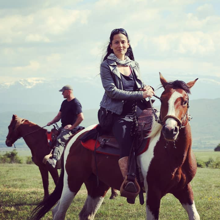 Специален подарък. Романтична конна езда за двама и шоколадово изкушение