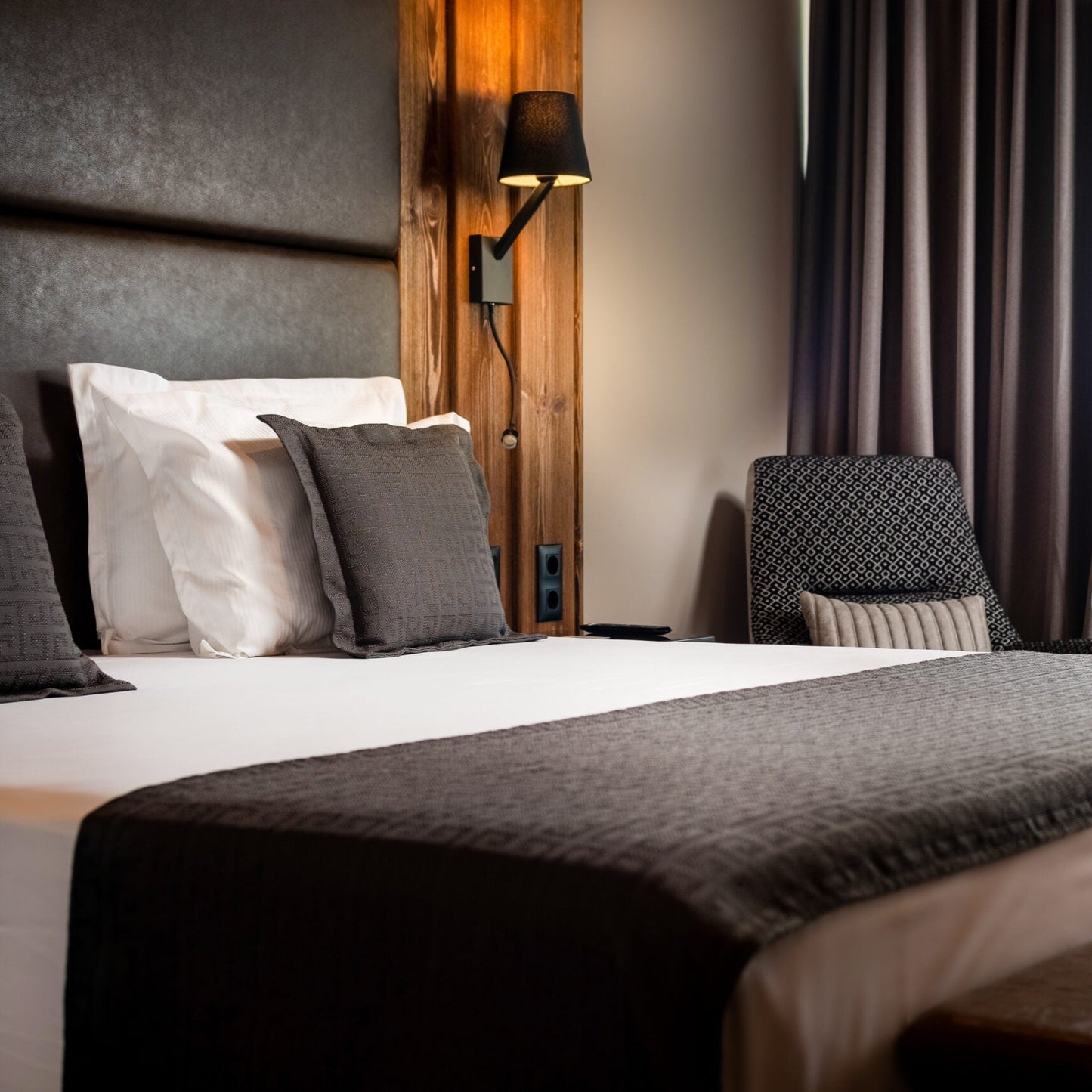 Снимка на луксозна спалня в Grand Hotel Therme