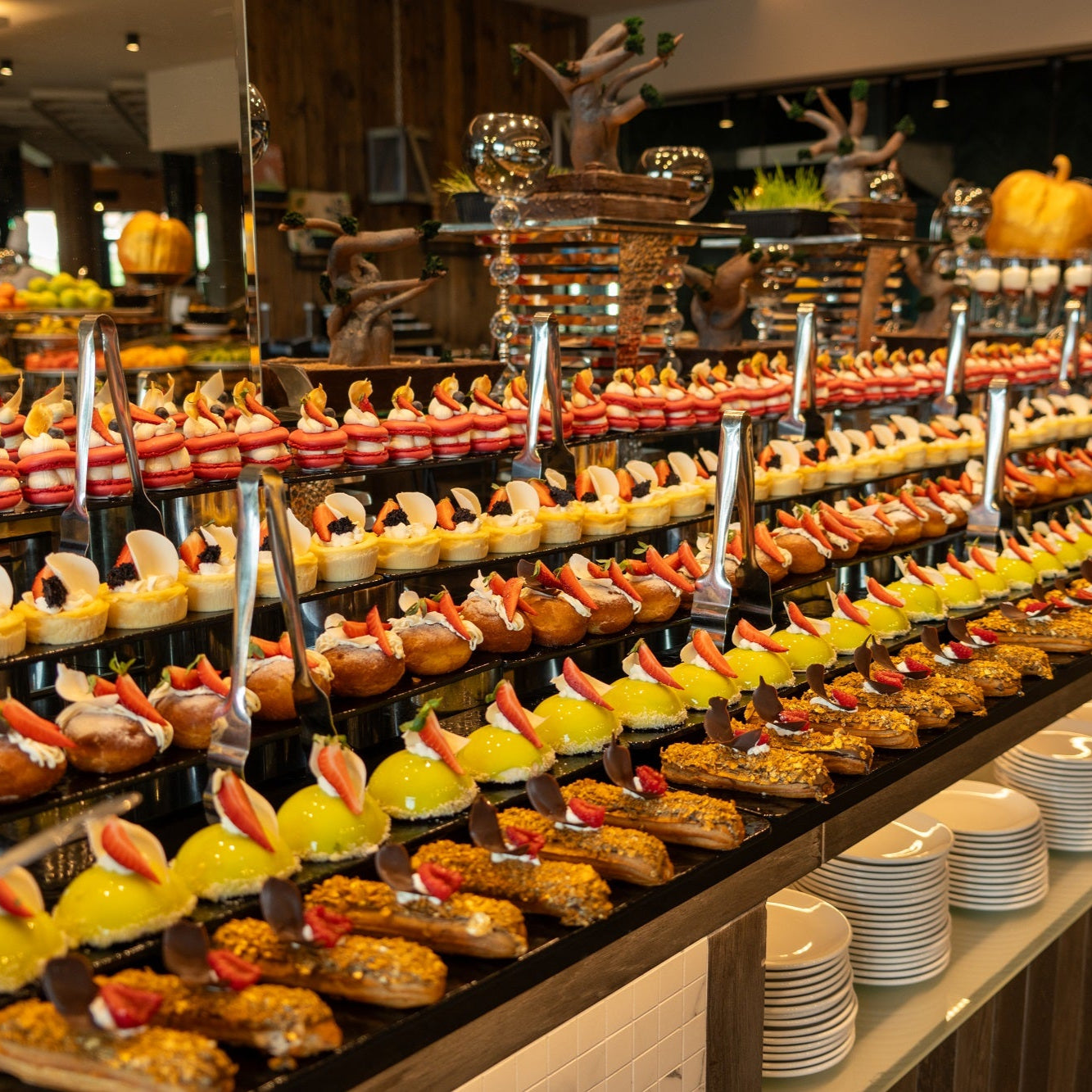 Блок маса с десерти в Grand Hotel Therme село Баня