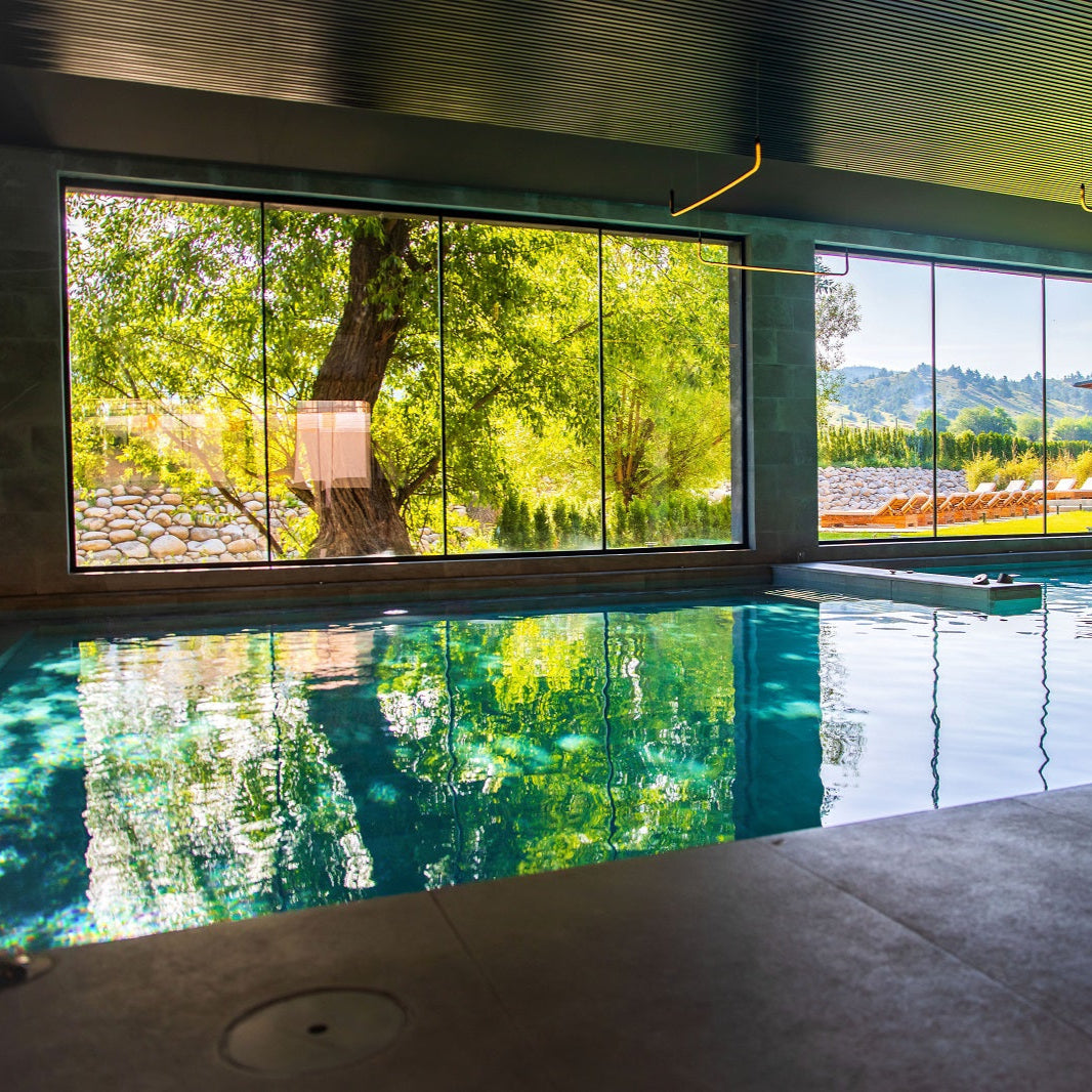 Вътрешен басейн - френски прозорци с гледка към планината в Therme