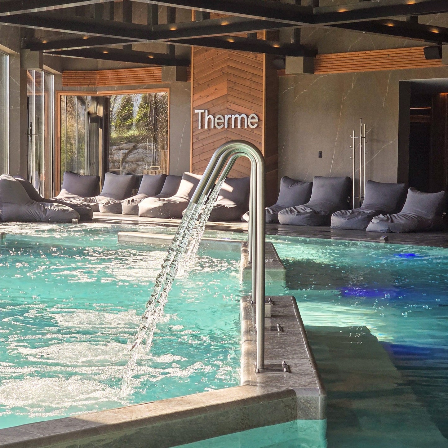 Вътрешен басейн с минерлна вода - Therme