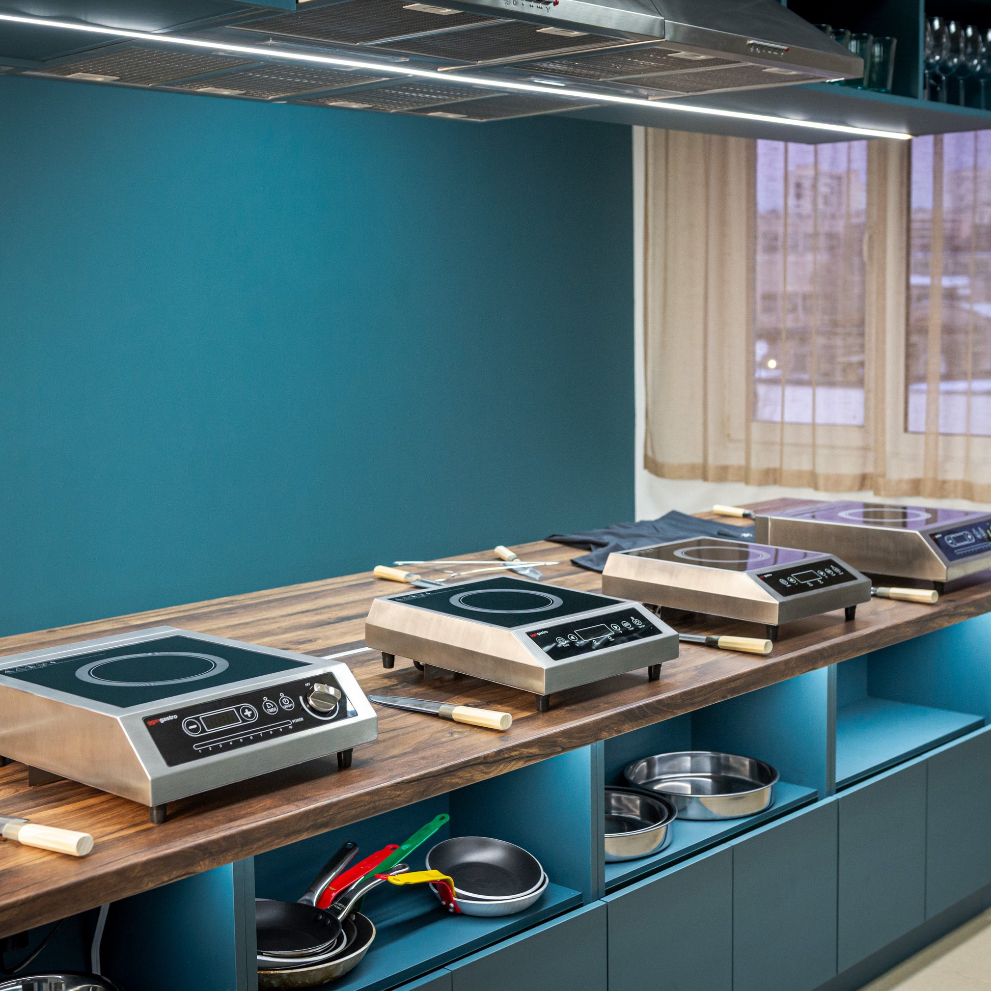 Преносими котлони и ножове на плот в Atelier Nemigenchev