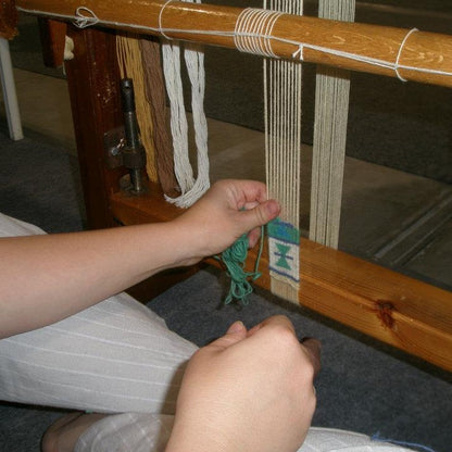 Двудневна работилница за изработване на тъкани гривни със собственоръчно боядисана прежда в естествени багрила