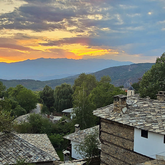 Уют и спокойствие сред природата за двама. Лещен