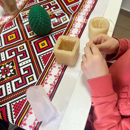 Детска работилница за свещи от пчелен восък