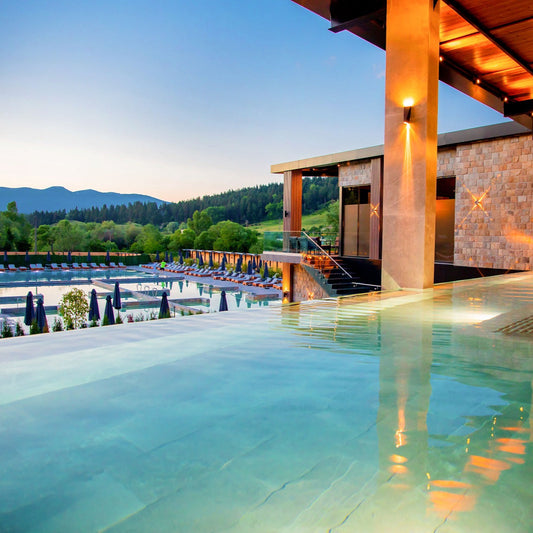 Външен басейн с гледка към планината в Grand Hotel Therme