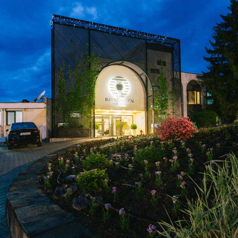 Почивка за двама в парк хотел RAYA Garden с приключение по избор 