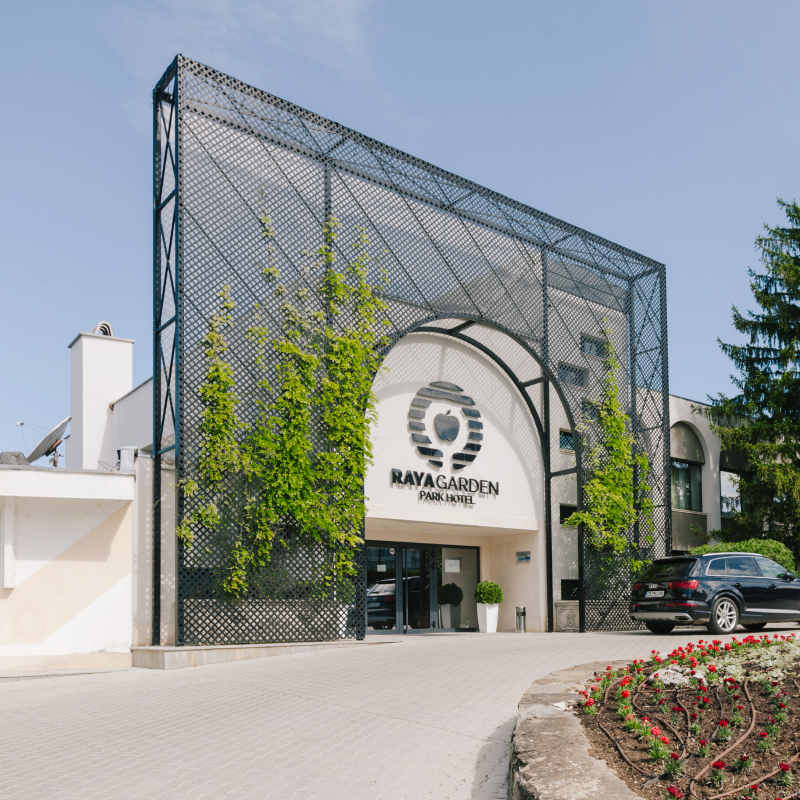 Почивка за двама в парк хотел RAYA Garden с приключение по избор 