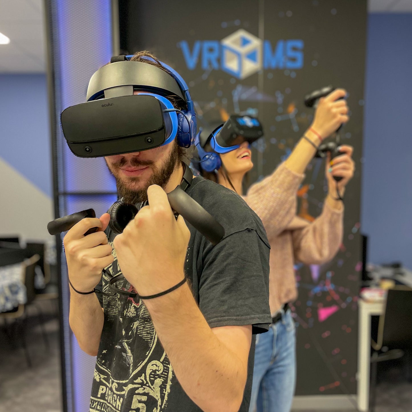 Групова VR сесия с двама играчи в залата на VRooms София.