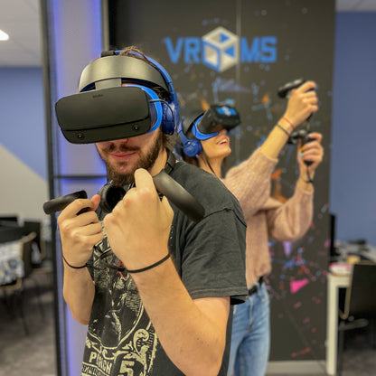 Групова VR сесия с двама играчи в залата на VRooms София.