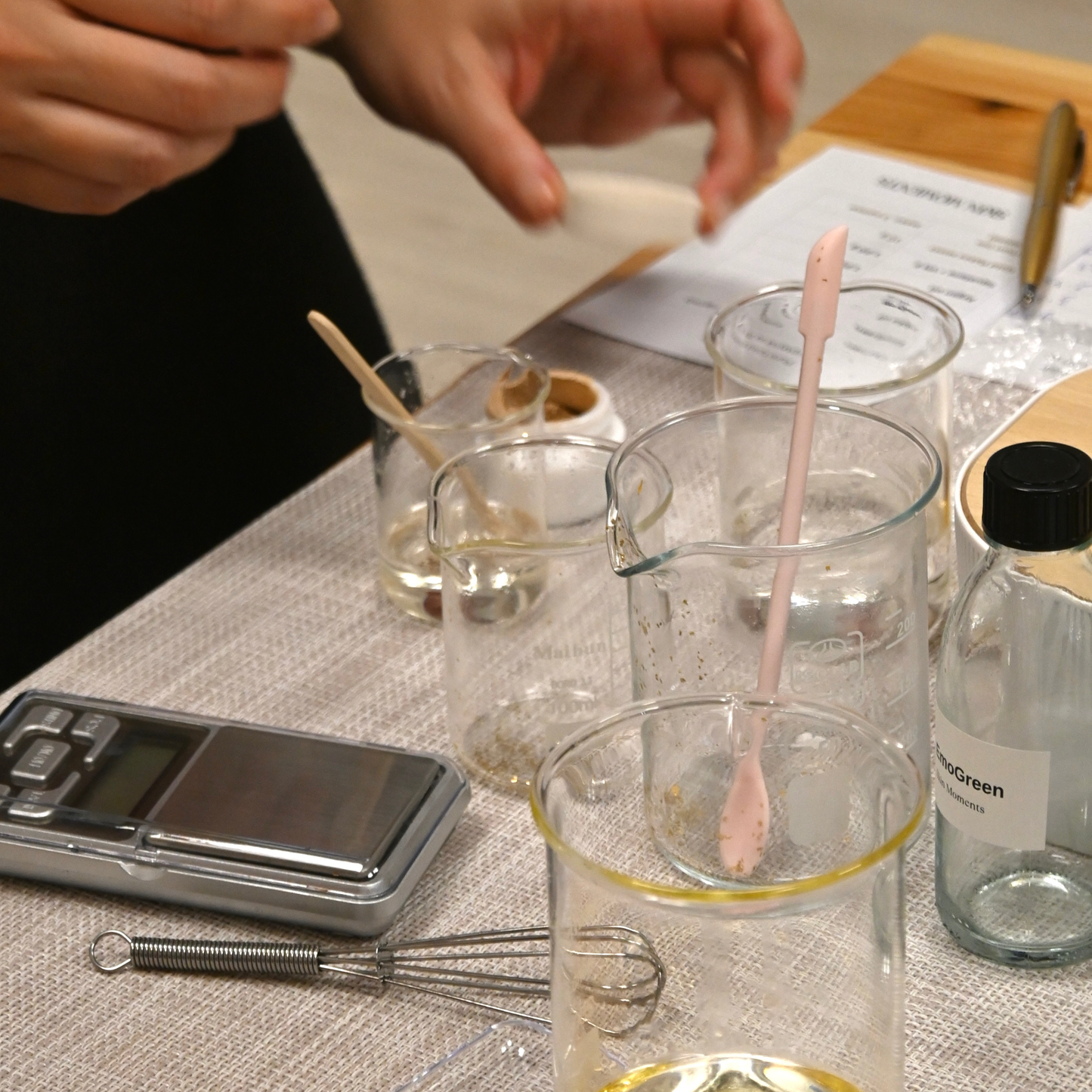 Коледна козметична работилница: Направи свой подхранващ крем за ръце и нежен балсам за устни