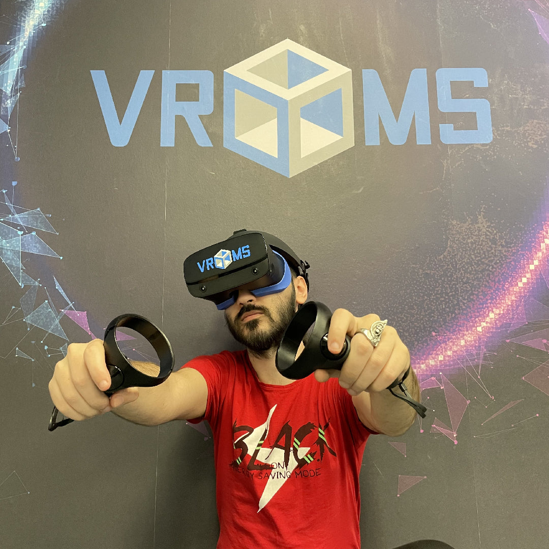Близък план на VR контролер Valve Index в Half-Life: Alyx сесия