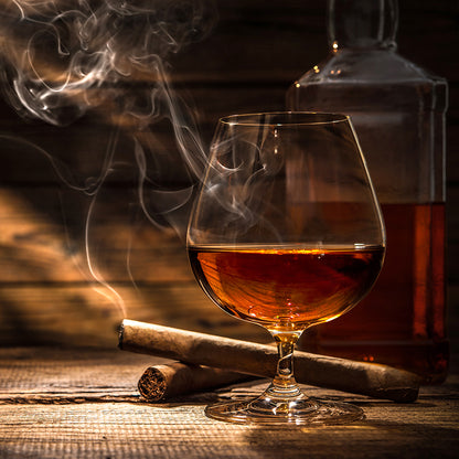 Чаша скъпо уиски и димяща кубинска пура