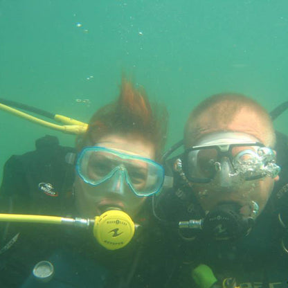 двойка под водата във водолазно оборудване
