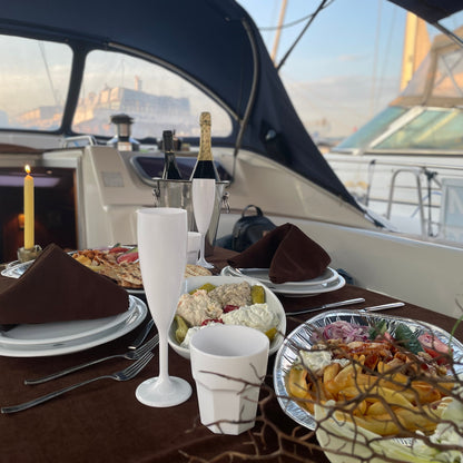 Романтика под звездите: романтична вечеря и нощувка на яхта за двама. Варна