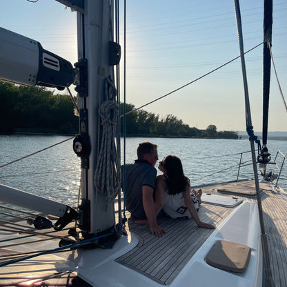 Романтика под звездите: романтична вечеря и нощувка на яхта за двама. Варна