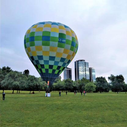 Панорамно издигане с балон в сърцето на София