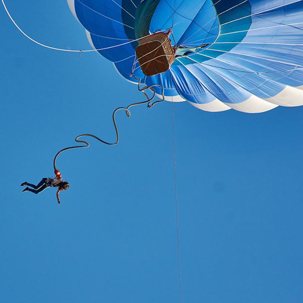 бънджи скок от балон с горещ въздух